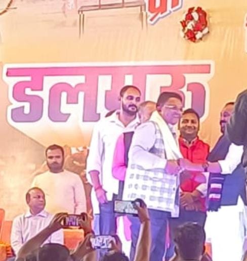 डलमऊ महोत्सव में शिक्षा जगत के बादशाह राकेश कुमार यादव का हुआ भव्य सम्मान
