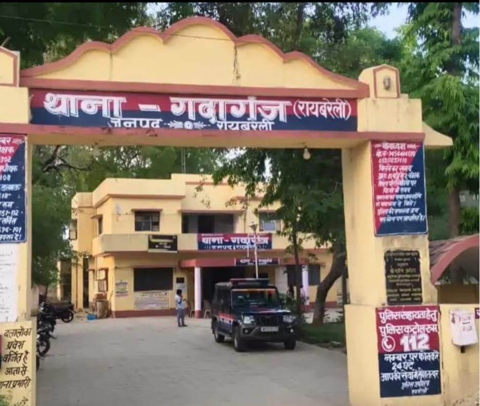धीरनपुर गंगा घाट पर दलदल में फंसी मानसिक रूप से बीमार महिला, पुलिस ने बचाकर परिजनों को सौंपा