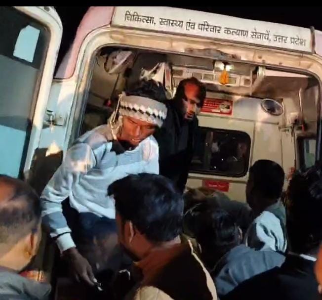 पिकअप की टक्कर से युवक गंभीर घायल, बरारा चौराहे पर हुआ हादसा, पैर टूटा