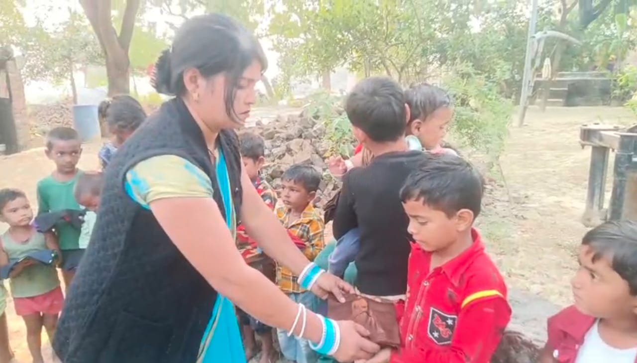 चाचा नेहरू की जयंती पर बच्चों को अंग-वस्त्र वितरित, बाल दिवस मनाया गया