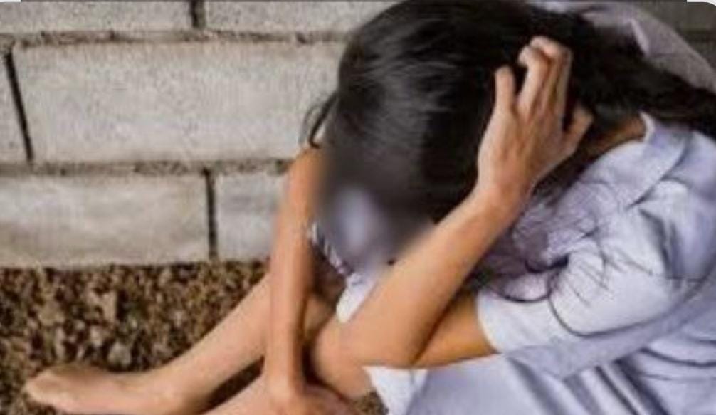 गैंगरेप पीड़िता का आरोप: दो दरोगाओं ने ली रिश्वत, होटल में किया शोषण