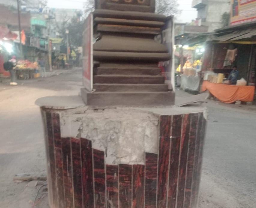 रायबरेली: डलमऊ मुराईबाग चौराहे पर डंपर की टक्कर से चबूतरा क्षतिग्रस्त