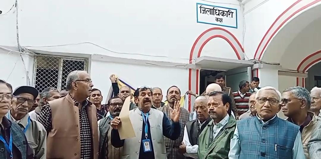 आठवें वेतन आयोग से पेंशनरों को अलग करने के विरोध में पेंशनर्स एसोसिएशन का प्रदर्शन