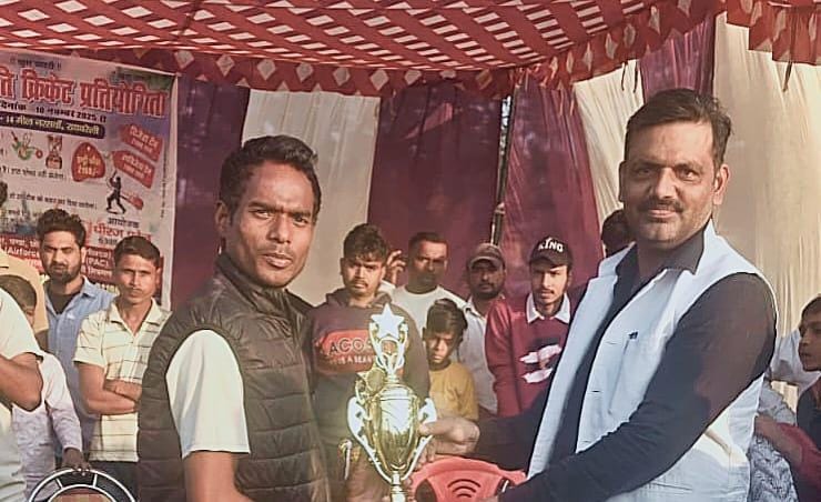 डॉक्टर रहमान ने खिलाड़ियों को मैन ऑफ द सीरीज के पुरस्कार से किया सम्मानित