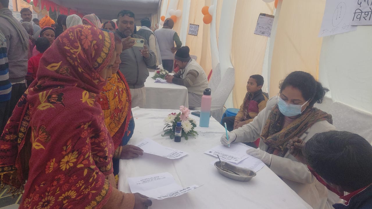 बलीपुर बाजार डलमऊ में स्व. अवधेश सिंह की पुण्य स्मृति में 10 वर्षों से लगातार लग रहा निःशुल्क स्वास्थ्य शिविर, विकास सिंह–जूही सिंह की मिसाल बनी सेवा