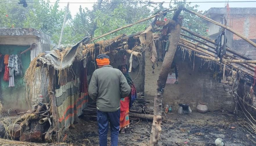 सराय दिलावर के पुरे कोईली में रात्रि के समय घर में लगी आग, घरेलू सामान जला
