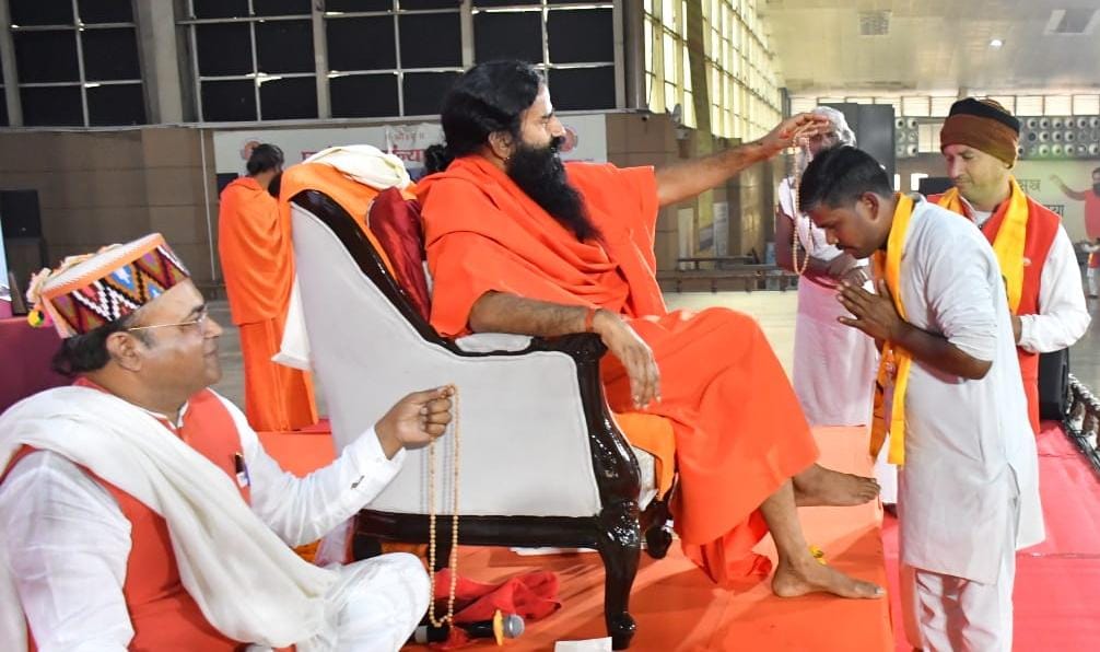 योग में उत्कृष्ट योगदान के लिए बाबा रामदेव ने डलमऊ के योगाचार्य आनंद को किया सम्मानित