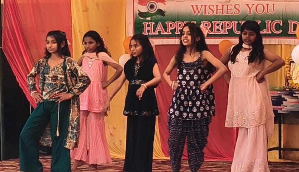 नन्हे कदमों ने पेश किया देशप्रेम का संदेश, डलमऊ पब्लिक स्कूल में भव्य आयोजन