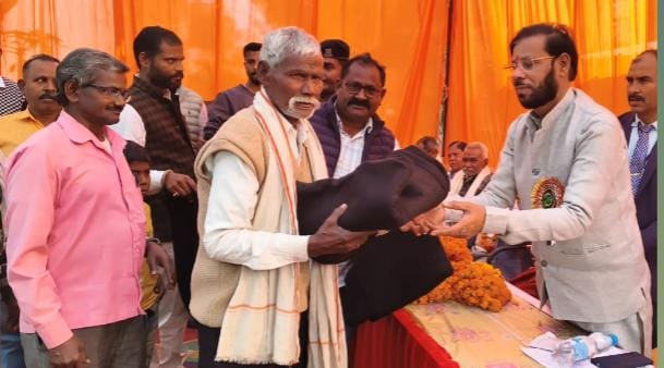 जमुनीपुर चरुहार में 77वां गणतंत्र दिवस मनाया गया, तृतीय कम्बल वितरण समारोह आयोजित