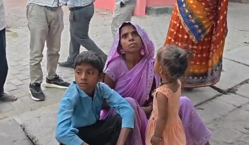 तेज रफ्तार बनी काल: पंचर बनवा रहे फेरी मजदूर को कुचल गई कार, परिवार पर टूटा दुखों का पहाड़