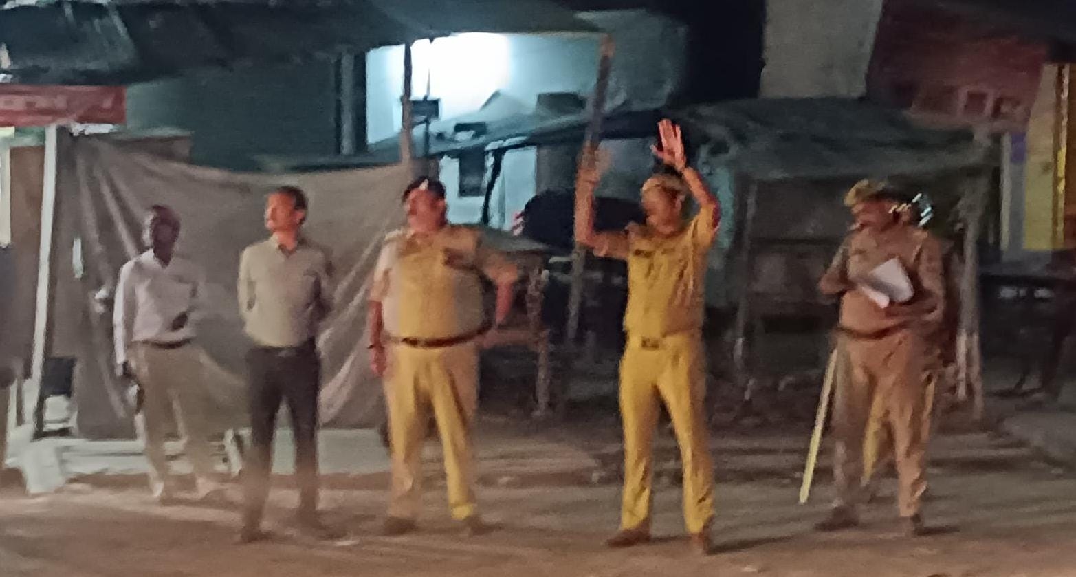 एसडीएम के नेतृत्व में ओवरलोड ट्रकों पर बड़ी कार्रवाई, गिरजा शंकर त्रिपाठी व राघवन रहे मौके पर मौजूद
