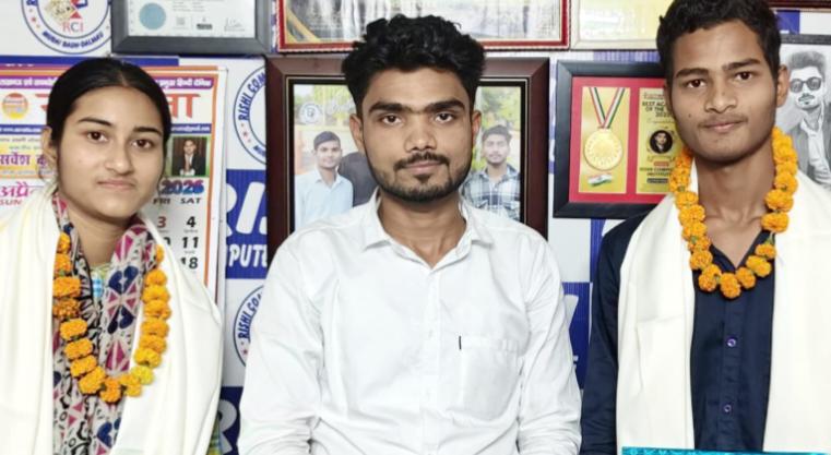 टॉपर्स का जलवा: उम्मे हबीबा और अभिनव कुमार का हुआ भव्य सम्मान, जिले में लहराया परचम