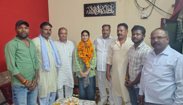 डलमऊ की बेटी ने किया कमाल: जिले में छठवां स्थान, नगर पंचायत अध्यक्ष ने किया सम्मान