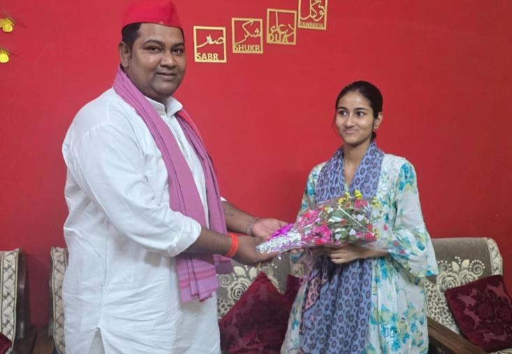 सरेनी में टॉपर बेटी का सम्मान: मनीष देव पाल पहुंचे घर, मिठाई खिलाकर बढ़ाया हौसला