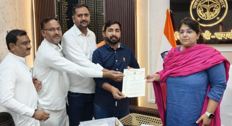 पंचायतों में ठप पड़ सकता है काम! कार्यकाल बढ़ाने की मांग लेकर प्रधानों का जिलाधिकारी पर बड़ा प्रदर्शन