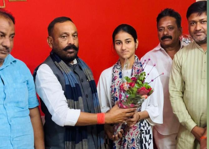 डलमऊ की बेटी उम्मे हबीबा ने बढ़ाया मान, पूर्व विधायक ने घर पहुंचकर किया सम्मानित