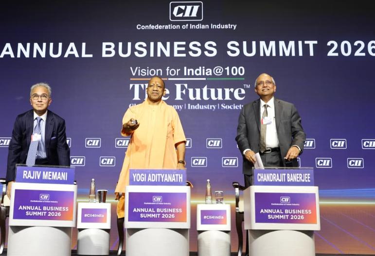 पहले गड्ढों से पहचान, अब बुलेट ट्रेन की रफ्तार” — दिल्ली में गरजे सीएम योगी