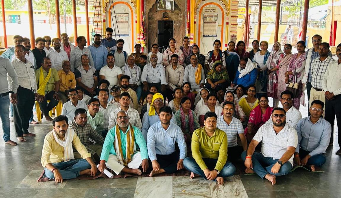 बाबा बाल्हेश्वर धाम में शिक्षकों की आराधना सभा, शिक्षक एकता का दिखा दम