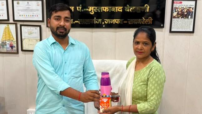 भीषण गर्मी में जनगणना कर्मियों का सहारा बने प्रधान अखिलेश, राहत सामग्री भेंट कर बढ़ाया हौसला