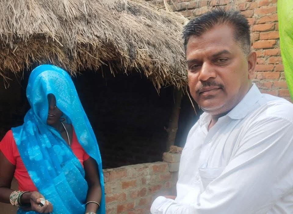 कनहा के ग्राम प्रधान राम अभिलाष ने निभाया मानवता का फर्ज