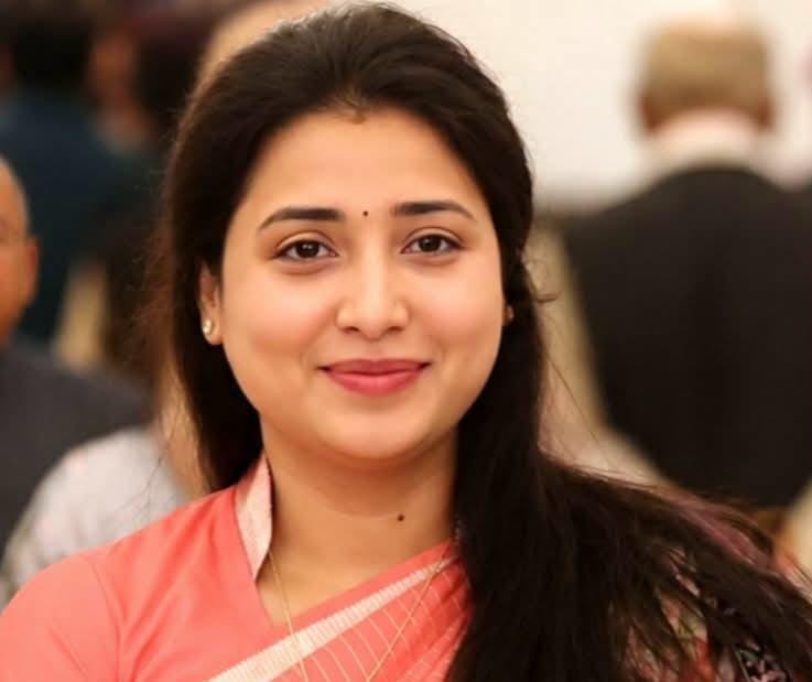 रायबरेली: मृतक लालजी सोनकर के घर पहुंचीं सपा विधायक रागिनी सोनकर, परिजनों को बंधाया ढांढस; कंगना और सरकार पर बोला हमला