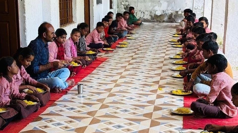 डलमऊ में खंड शिक्षा अधिकारी ने किया पूर्व माध्यमिक विद्यालय का औचक निरीक्षण, बच्चों के साथ खाया मध्याह्न भोजन