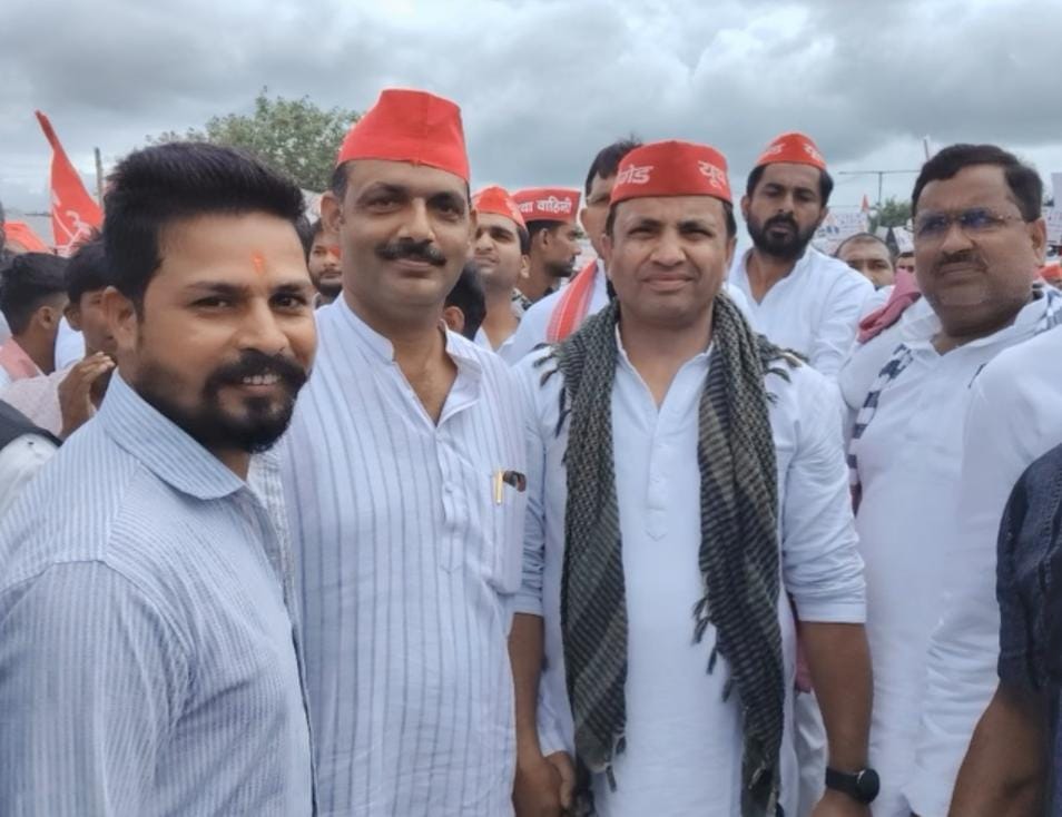 डलमऊ द्वितीय से जिला पंचायत सदस्य पद के दावेदार डॉ. रहमान समर्थकों संग पहुंचे जीआईसी मैदान