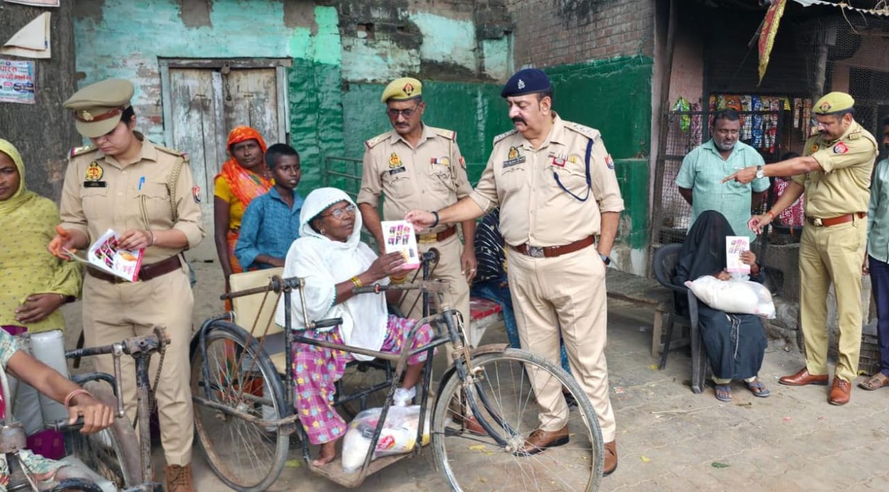 डलमऊ पुलिस की सराहनीय पहल: नवरात्र में विधवा, दिव्यांग और असहाय महिलाओं को बांटी खाद्य सामग्री